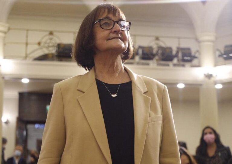 U Chile TV transmitirá este miércoles la entrega del cargo de Rectora a la profesora Rosa Devés