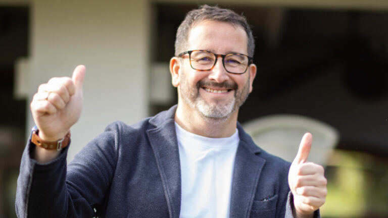 Eduardo Fuentes llega a TVN tras su renuncia a La Red: conducirá un espacio de conversación