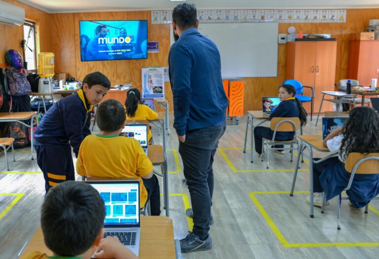 La compañía Mundo firmó una alianza tecnológica con la Municipalidad de Licantén para entregar la mejor Fibra Óptica