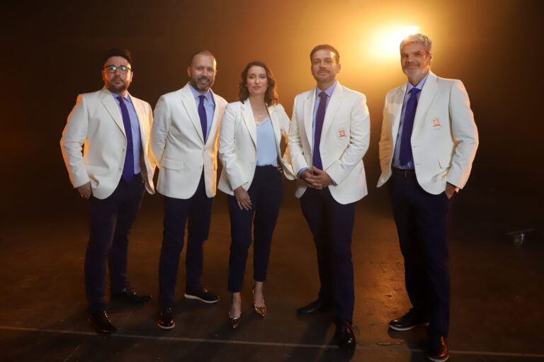 Vuelve un clásico: Después de 20 años regresa las chaquetas blancas de Canal 13 para la transmisión de Qatar 2022