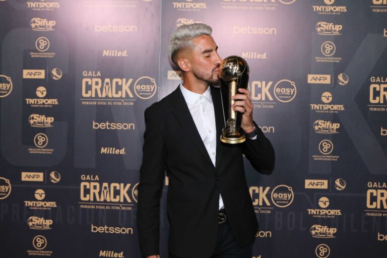 ¡Los mejores!: Gala Easy Crack 2022 se realiza con éxito entregando el galardón a los grandes del fútbol chileno