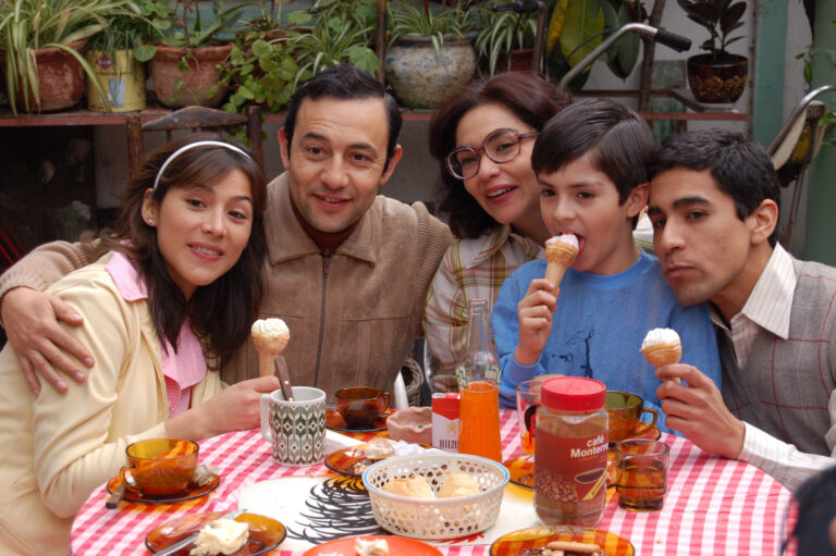 Exitosa serie “Los 80” regresa a las pantallas de Canal 13 a partir de este lunes