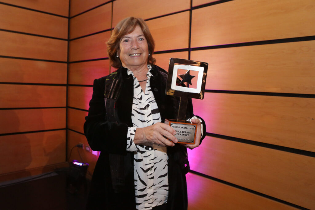 Amira Arratia, jefa de documentación de TVN, recibe el Premio Anatel 2023