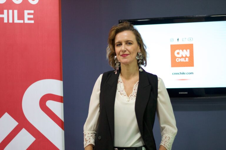 Carolina Urrejola vuelve a la conducción estelar en programa sobre la democracia