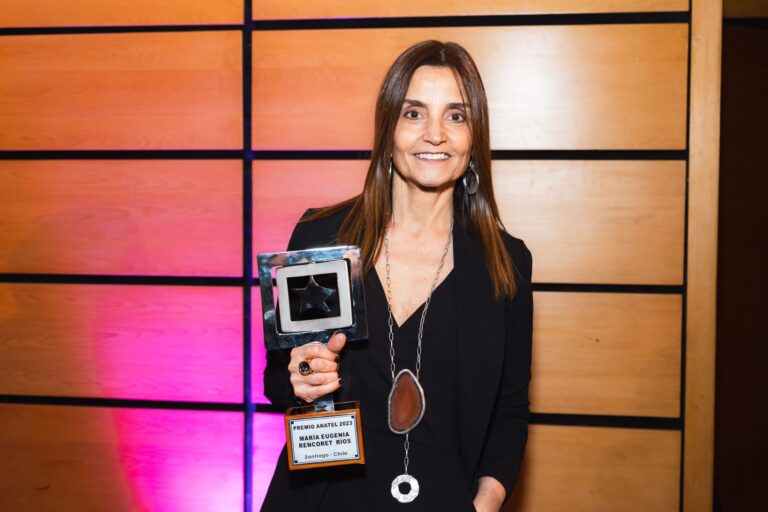 María Eugenia Rencoret recibe Premio Anatel 2023 por sus 38 años de trayectoria