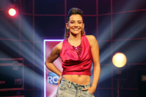 Rayén Araya conduce primera edición chilena de “Rompe”, espacio de entrevistas a músicos del género urbano