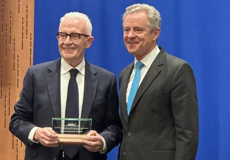 Pedro Carcuro recibe homenaje a su trayectoria y aporte al periodismo