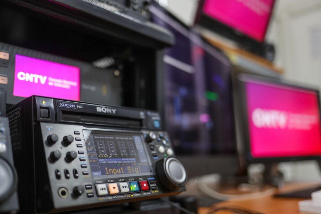 A 30 años de la Declaración de Beijing 1995: CNTV presenta estudio sobre presencia de mujeres en noticieros centrales y matinales