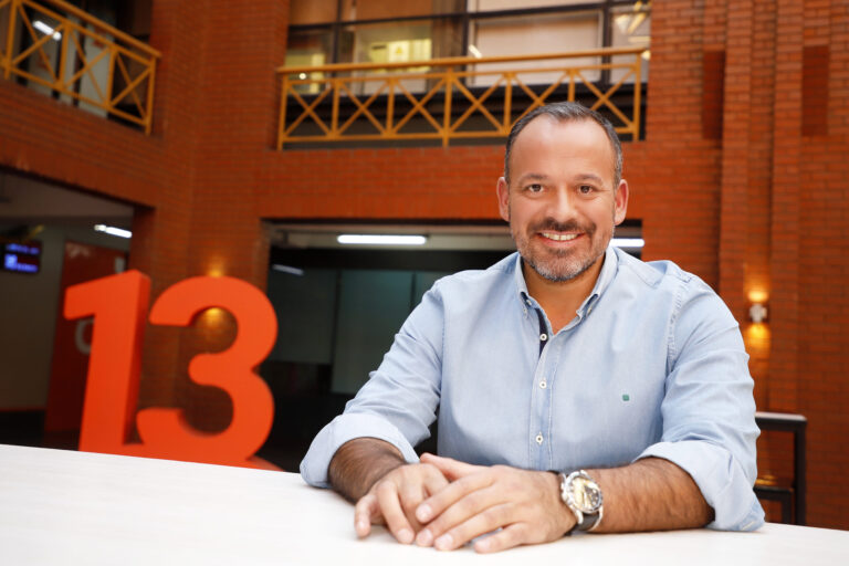 “Como canal estamos haciendo un esfuerzo gigante por tener más televisión en vivo”: Alfonso Concha detalla sobre la nueva apuesta informativa de Canal 13