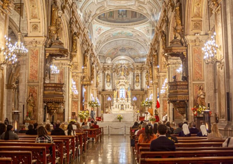 Canal 13 transmitirá Retiro de Viernes Santo y Misa de Vigilia Pascual desde la Catedral Metropolitana