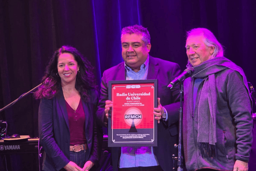 Radio Universidad de Chile recibe importante premio por su contribución a la difusión de artistas nacionales