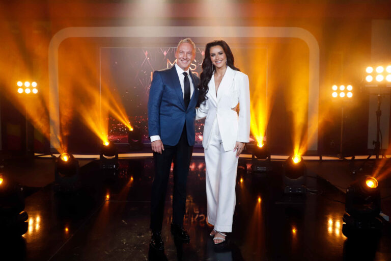 Canal 13 confirman a Martín Cárcamo y Emilia Dides como animadores del Miss Universo Chile