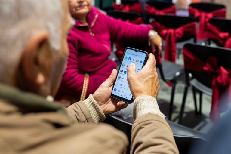 Ganadores del Fondo 55+ de Entel comienzan ejecución de proyectos para acercar la tecnología a personas mayores