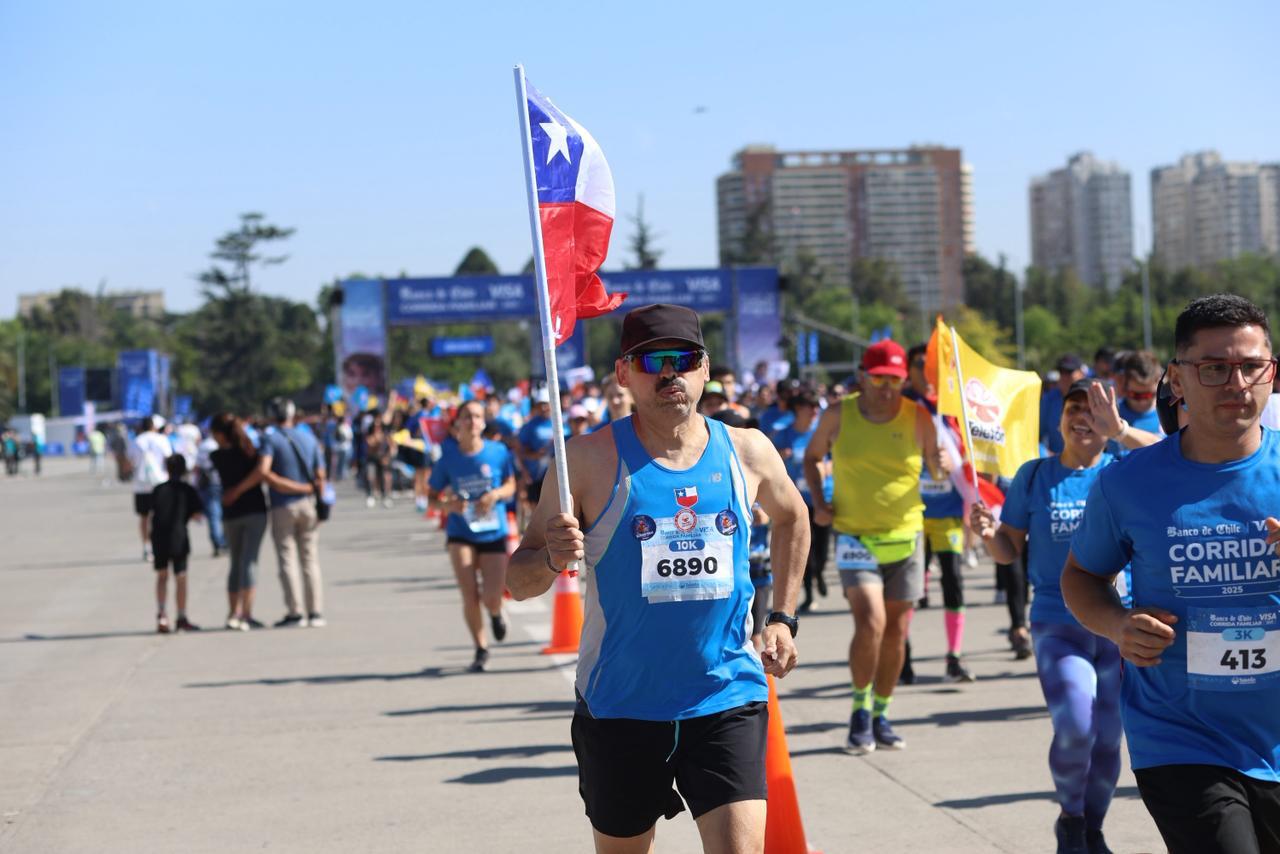 Más de 10 mil personas participaron en la gran corrida familiar de la Teletón, organizado por Banco de Chile