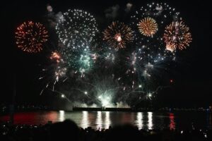 Alegría, música y tradición: Los canales nacionales se preparan para esperar el 2026