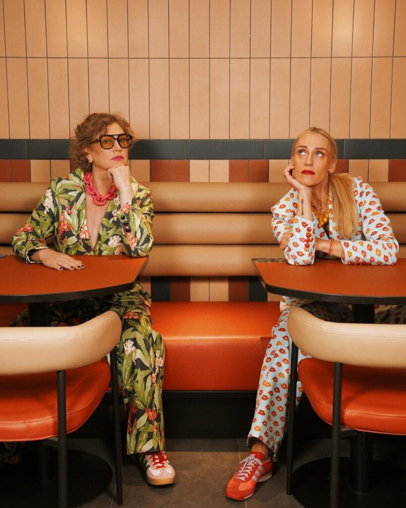 “Demasiada información”: Todo sobre el nuevo podcast de Javiera Contador y Virginia Demaria en Emisor Podcasting