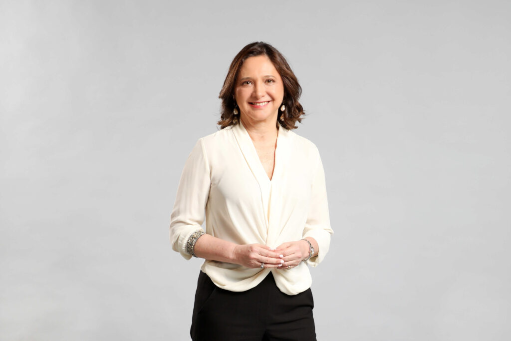 Canal 13 reforzará la señal de noticias T13 En Vivo: Mónica Pérez asume como rostro ancla y liderará un nuevo programa