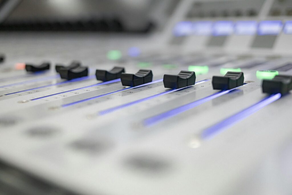 Radiografía al dial: ¿Por qué Chile sigue escuchando radio mientras que en Latinoamérica va en declive?