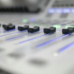 Radiografía al dial: ¿Por qué Chile sigue escuchando radio mientras que en Latinoamérica va en declive?