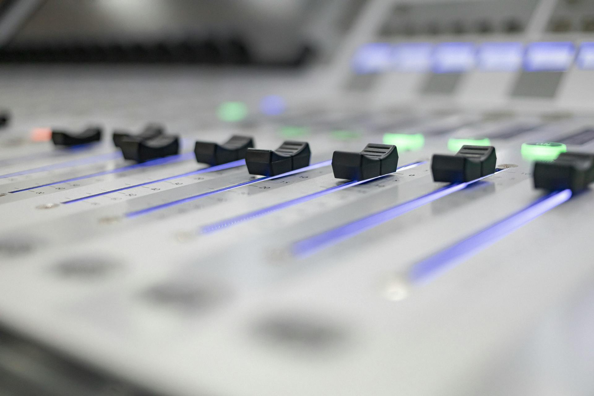 Radiografía al dial: ¿Por qué Chile sigue escuchando radio mientras que en Latinoamérica va en declive?