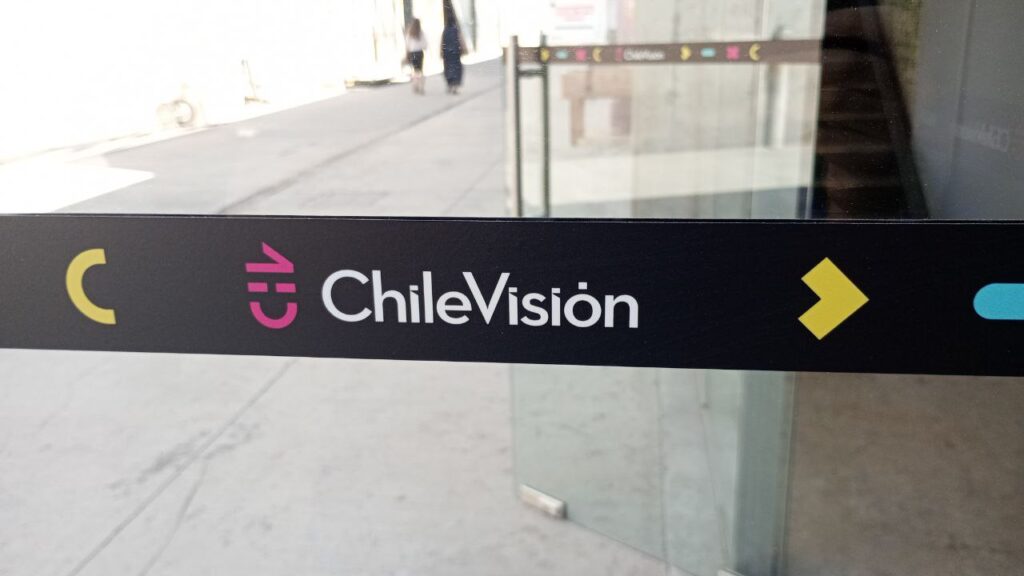 Desde cobrar por los votos de “Fiebre de Baile” al fin del “en vivo”: El incierto futuro de Chilevisión tras la renuncia de Julio César Rodríguez