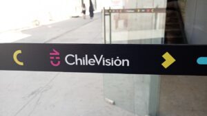 Desde cobrar por los votos de “Fiebre de Baile” al fin del “en vivo”: El incierto futuro de Chilevisión tras la renuncia de Julio César Rodríguez